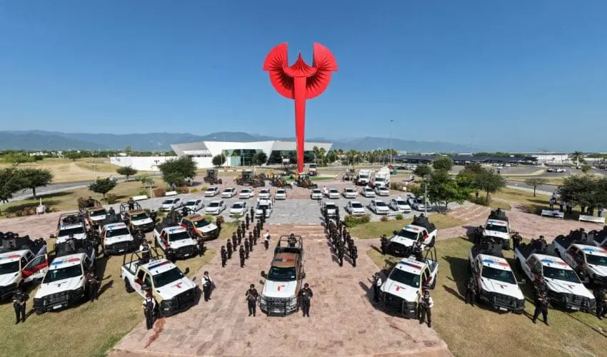Patrullas, maquinaria pesada, vehículos administrativos y unidades de rescate forman parte del nuevo equipamiento estatal distribuido en Tamaulipas. Foto: Cortesía
