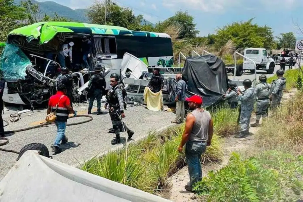 Choque entre autobús y unidad de la Guardia Nacional deja un muerto y 15 heridos en Chiapas