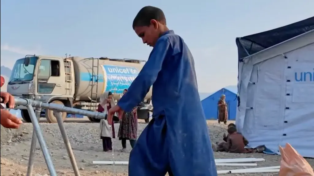 Niños afganos juegan en un barrio pobre de Kabul, en imagen de archivo. Foto: Captura de video UNICEF