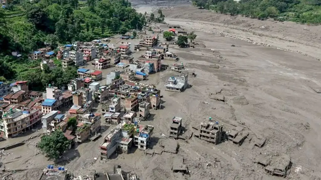 Riada en Nepal deja cientos de muertos y desaparecidos