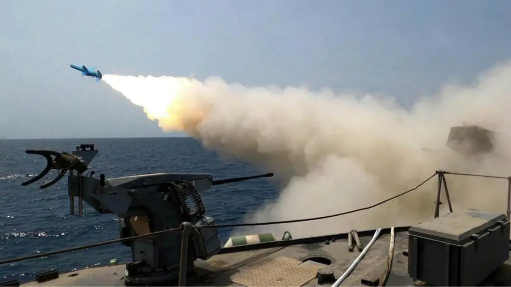 Ataque iraní con misiles y drones tras bombardeo de Estados Unidos contra la isla de Larek. Foto: IRANIAN ARMY OFFICE