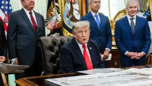 Fotografía ilustrativa del presidente Donald Trump durante un anuncio sobre el Aeropuerto Internacional Dulles. Foto: White House