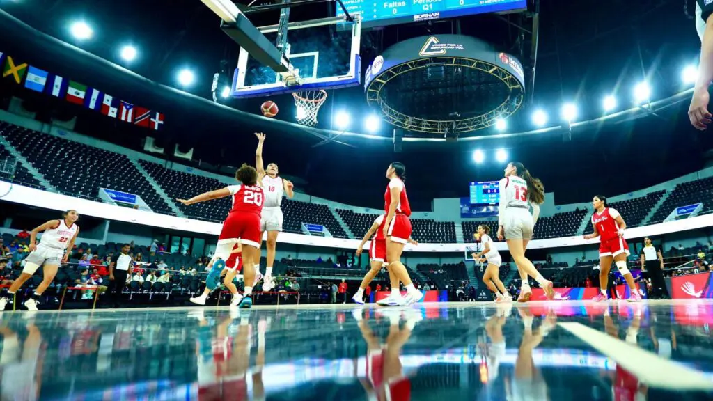Jugadoras de México y Puerto Rico disputan la final de basquetbol femenil en Santo Domingo 2026. Foto: Panam Sports.