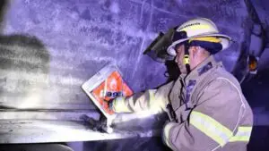 Un bombero permanece junto a un camión de emergencia durante las labores tras la explosión registrada en una pensión de vehículos pesados en Tlaquepaque.
