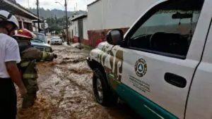 Imagen de las inundaciones registradas en Pátzcuaro, Michoacán, luego del desbordamiento del arroyo del Libramiento tras una intensa tormenta. Foto: PC Michoacán