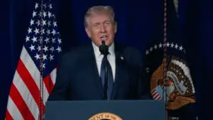 Captura de un video publicado por Donald Trump en X durante una conferencia de prensa sobre Irán.