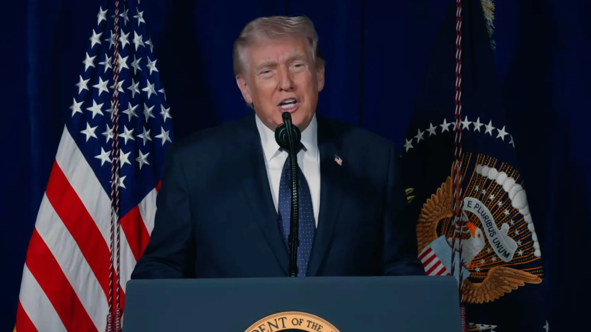 Captura de un video publicado por Donald Trump en X durante una conferencia de prensa sobre Irán.