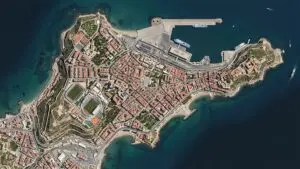 Mapa de Ceuta que muestra la localización de la ciudad autónoma española y su cercanía con la frontera marroquí, escenario de la crisis migratoria.