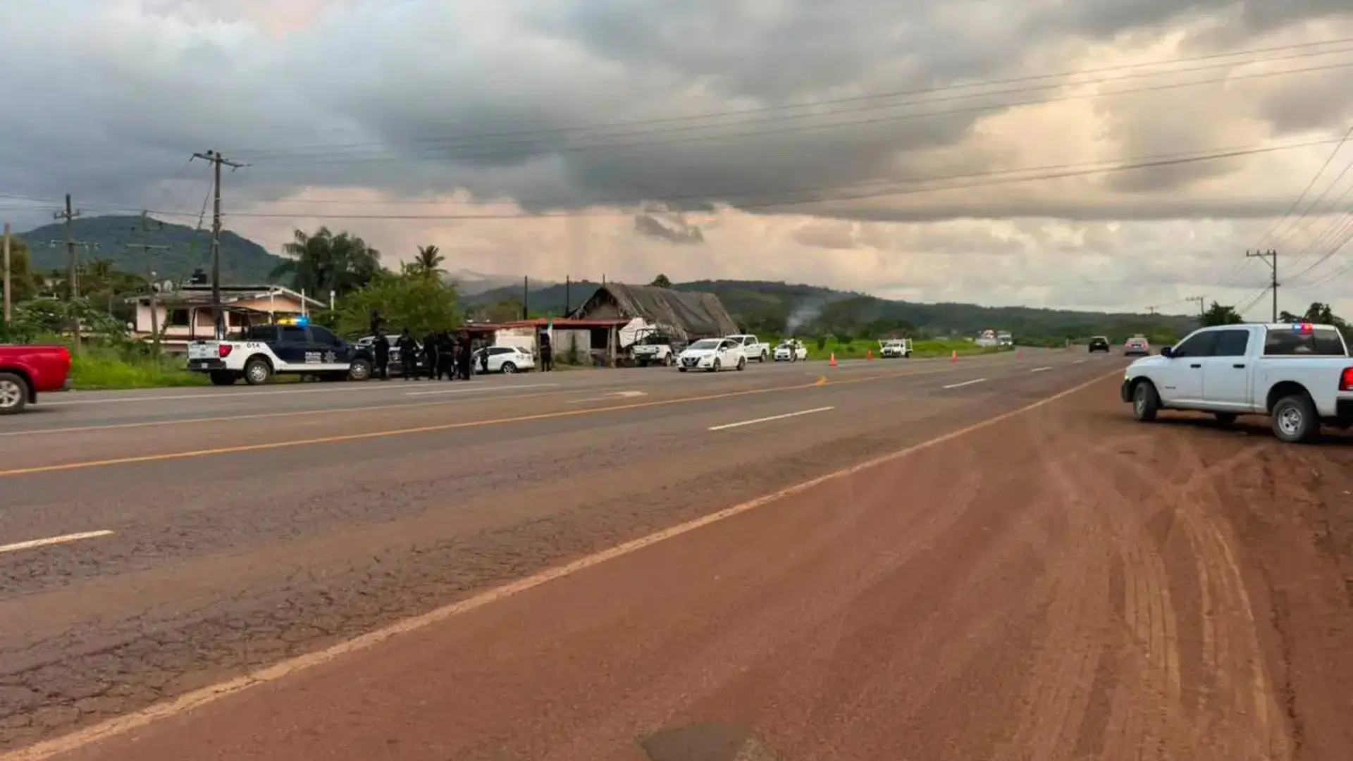 Vista de la carretera federal 200, donde ocurrió una persecución entre elementos de la Marina y civiles armados en Compostela, Nayarit.