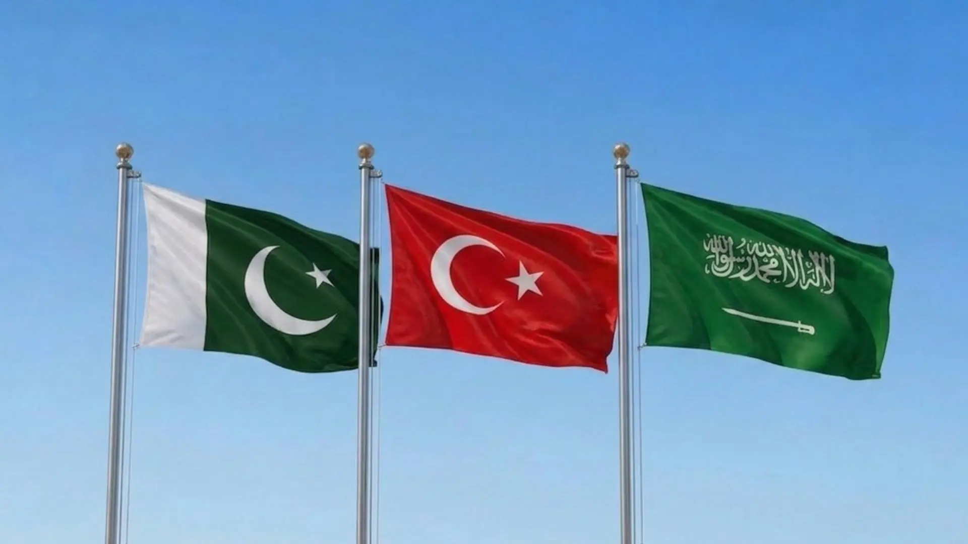 Las banderas de Arabia Saudita, Turquía y Pakistán representan a los tres países que firmaron un acuerdo conjunto de defensa.