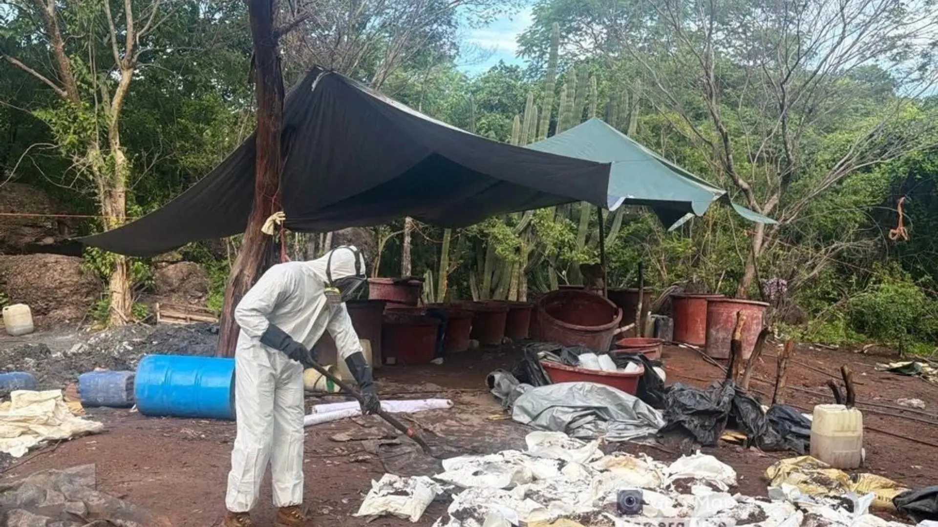 La Marina y la FGR aseguraron precursores químicos, maquinaria y materiales presuntamente utilizados para producir drogas sintéticas en Culiacán, Sinaloa.