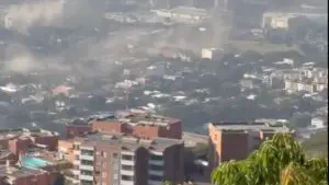 Vista de Cali cubierta de polvo tras el colapso de edificios provocado por el terremoto de magnitud 7.4.