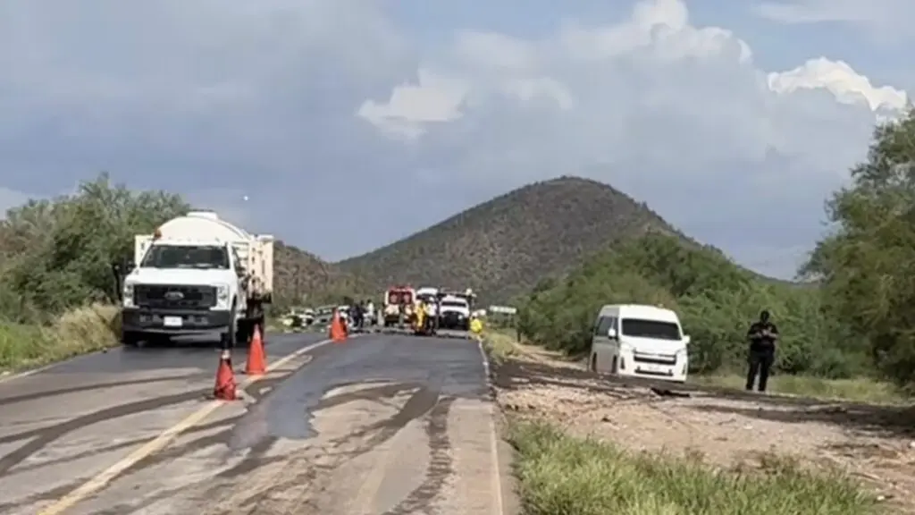 Cuerpos de emergencia atienden el derrame de ácido sulfúrico tras la volcadura de una pipa.
