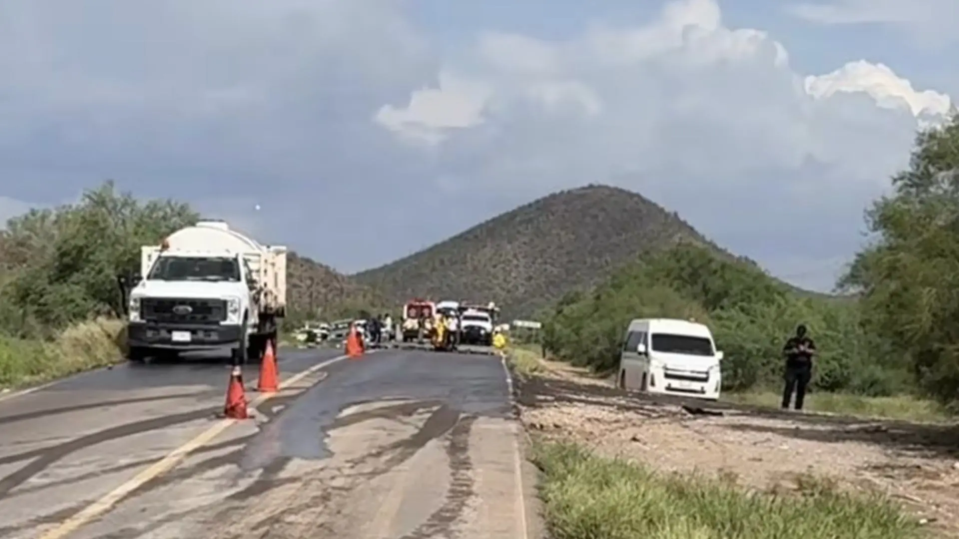 Cuerpos de emergencia atienden el derrame de ácido sulfúrico tras la volcadura de una pipa.