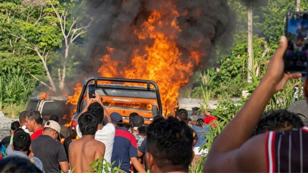 Dos patrullas de la Guardia Estatal incendiadas en Azucena, Cárdenas, Tabasco