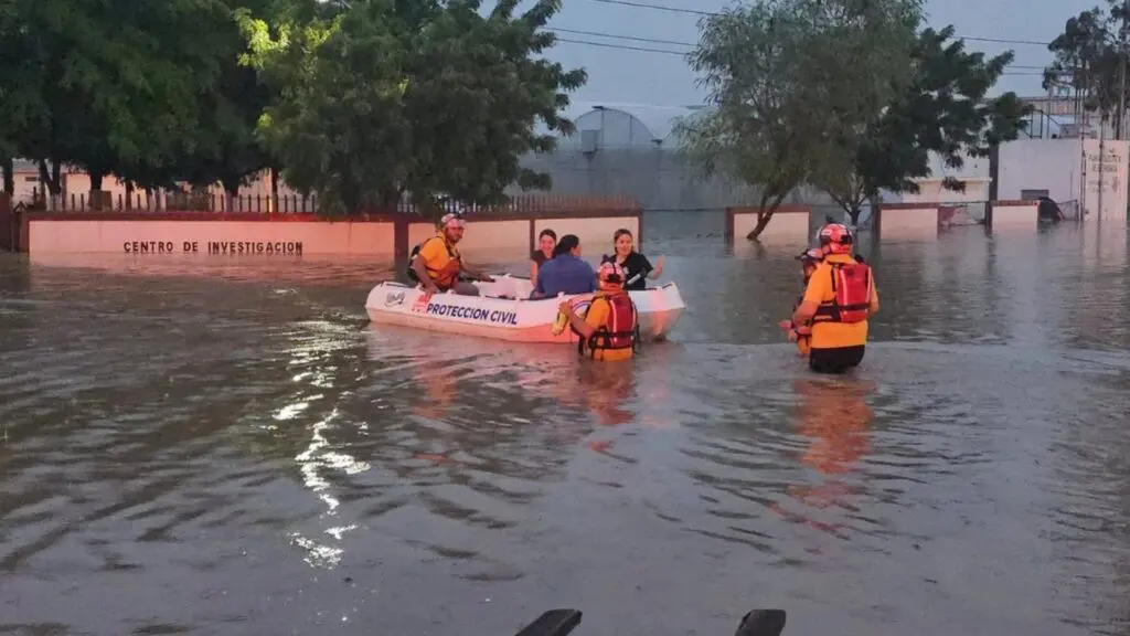Dos camiones urbanos quedan atrapados por lluvias en Culiacán @pcsinaloa