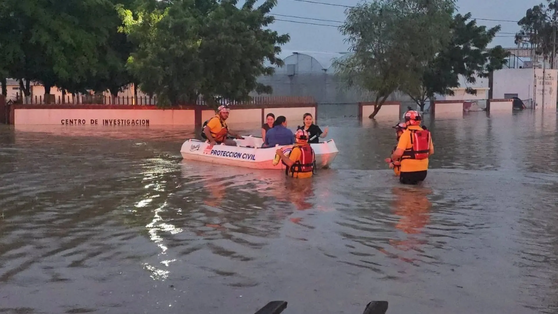 Dos camiones urbanos quedan atrapados por lluvias en Culiacán @pcsinaloa