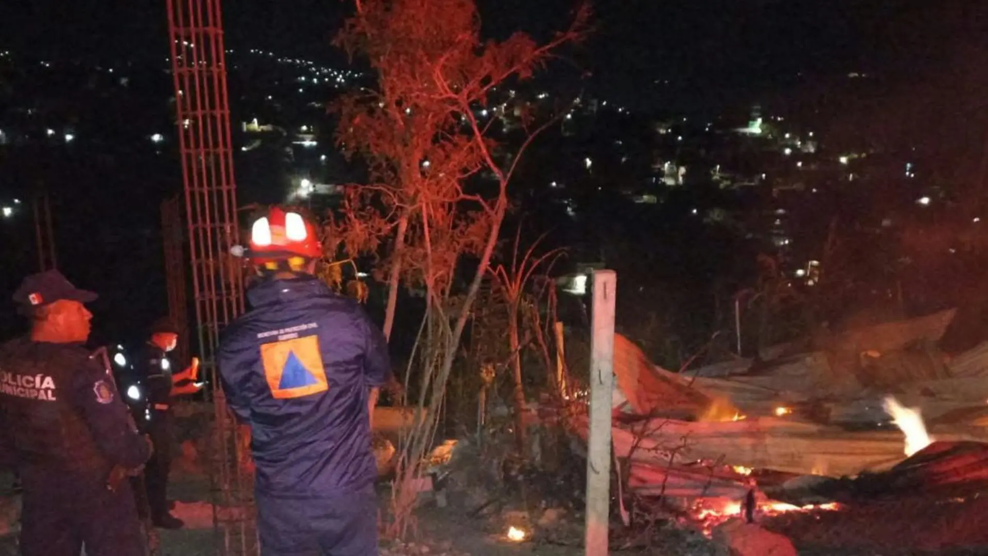 Autoridades localizaron cuatro personas sin vida tras el ataque e incendio de una vivienda en Tlapa.