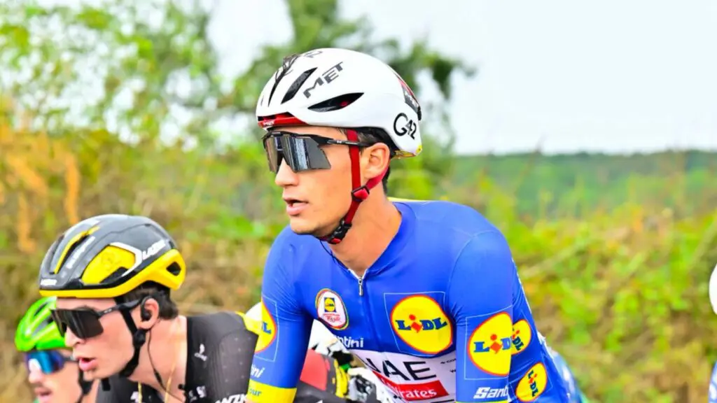 El ciclista mexicano Isaac del Toro, del UAE Team Emirates, durante la primera etapa de la Vuelta a Alemania. Foto X: @TeamEmiratesUAE