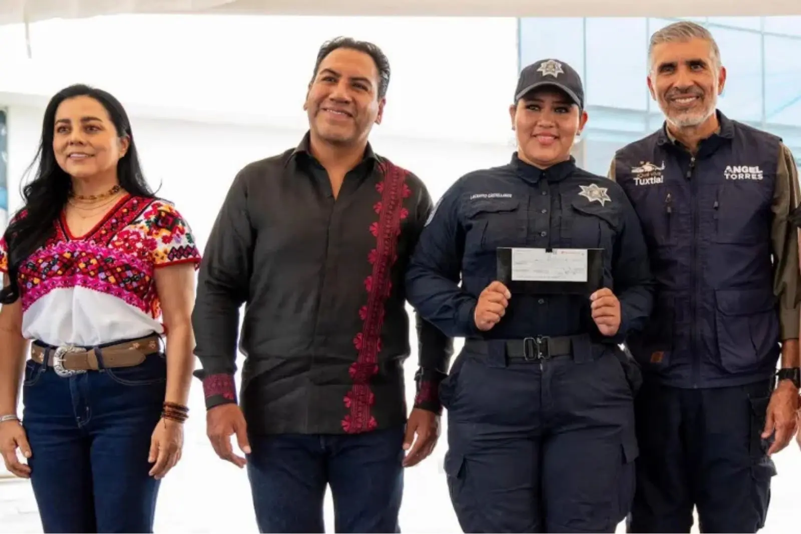 Eduardo Ramírez reconoce a policías de Tuxtla con CUP; anuncia impulso a la profesionalización
