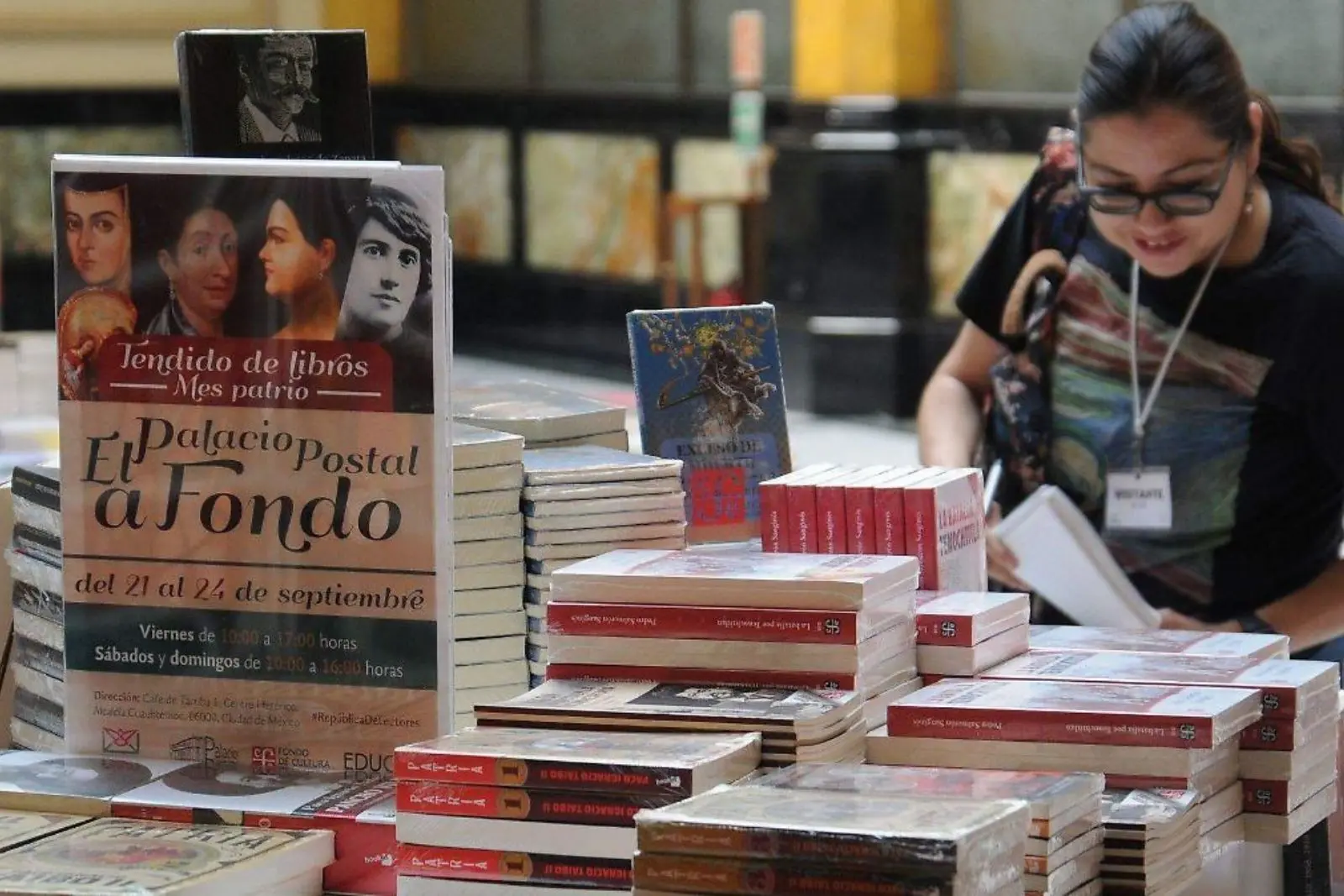 Ediciones Era llega a Los Pinos con venta especial en medio de crisis financiera