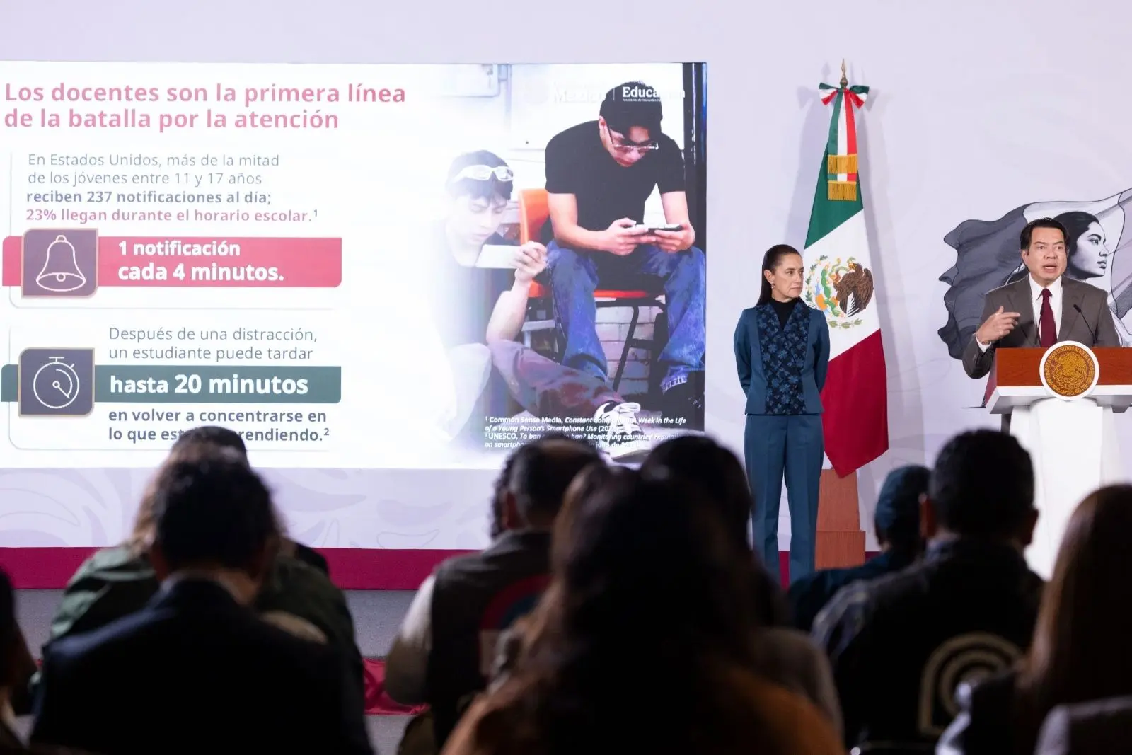 Hiperconexión digital pone en riesgo la atención de estudiantes; Gobierno de México enciende debate
