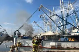 Explosión en barco camaronero en Mazatlán deja un muerto; investigan causas del siniestro