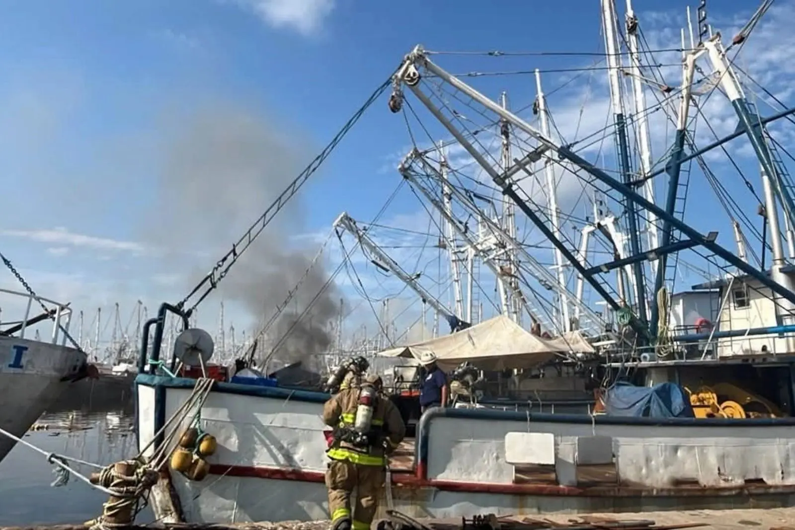 Explosión en barco camaronero en Mazatlán deja un muerto; investigan causas del siniestro