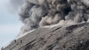 Volcán de Fuego en Guatemala durante una erupción con emisión de ceniza y material incandescente