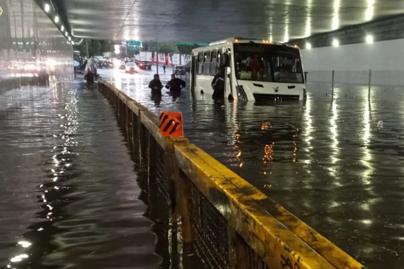 Río Magdalena se desborda tras intensa lluvia y provoca inundaciones en la CDMX