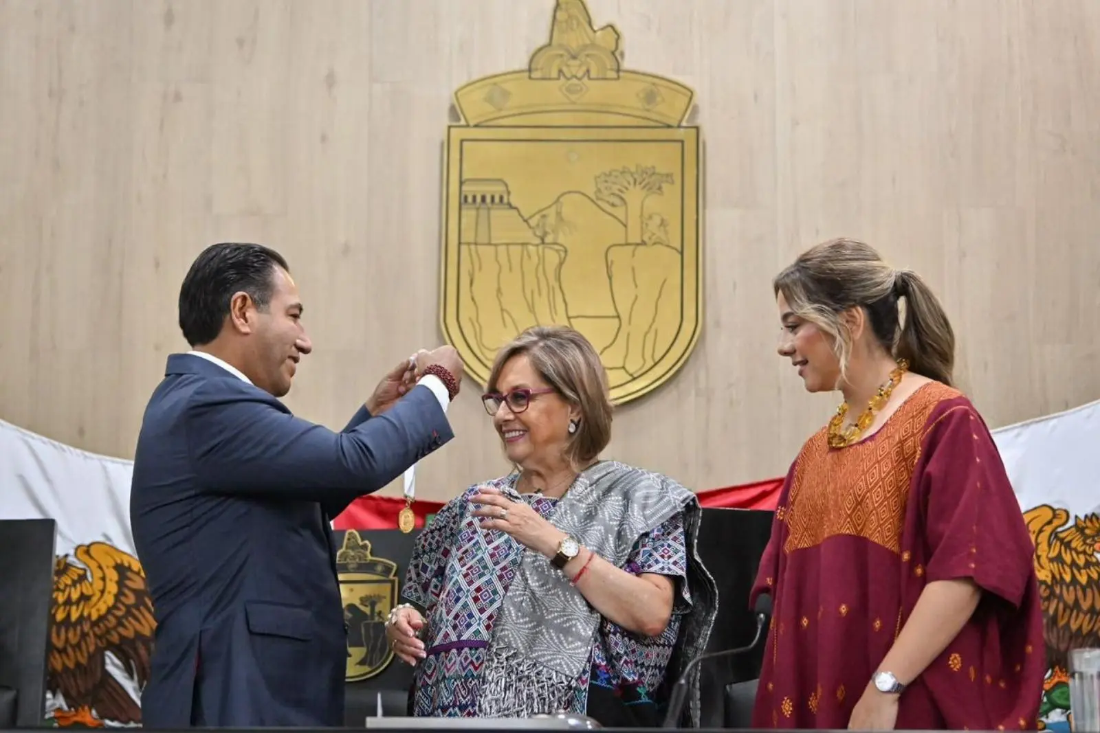 Eduardo Ramírez entrega Medalla Rosario Castellanos a la senadora Malú Mícher