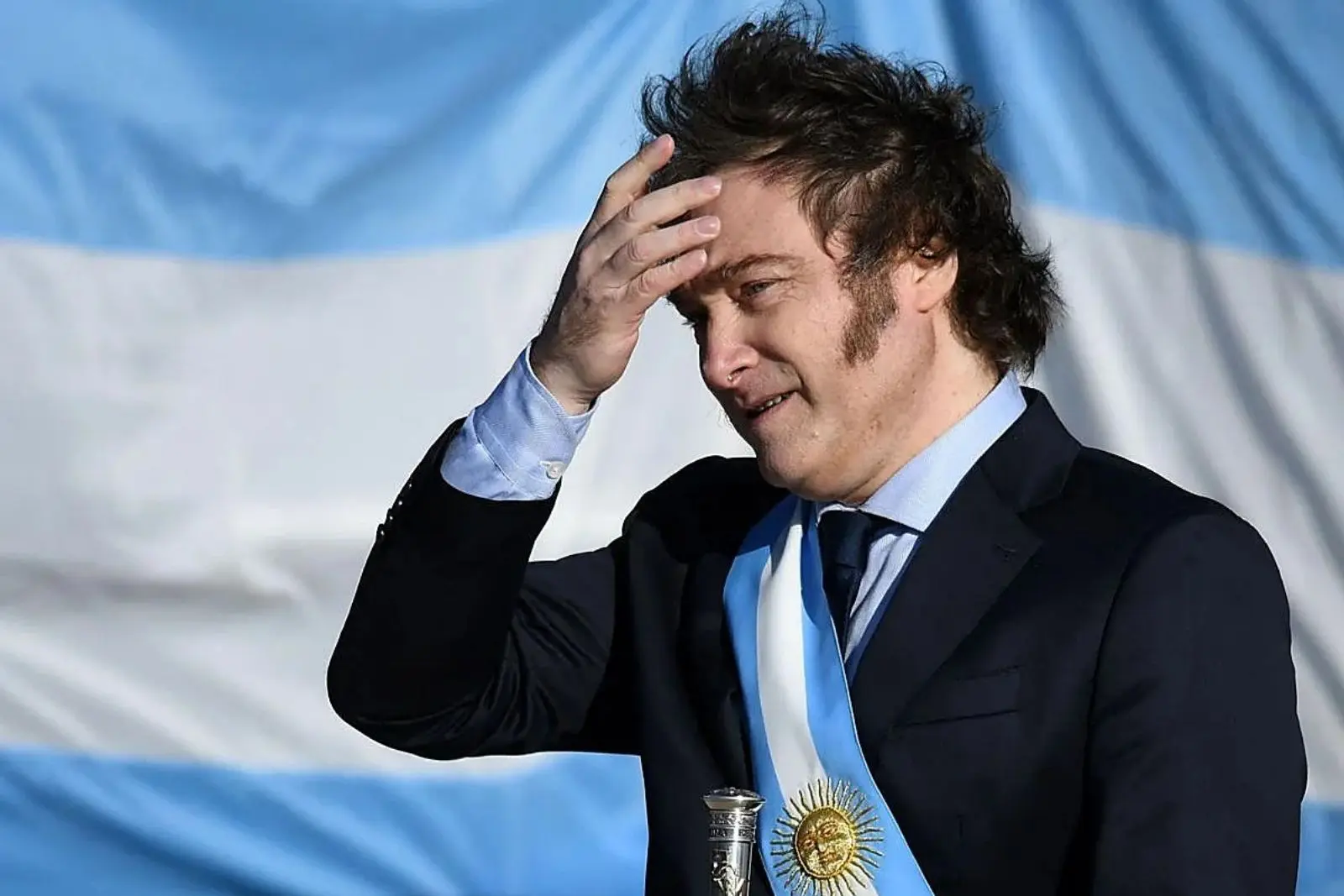 Milei emite decreto para negar ingreso y expulsar a extranjeros que promuevan "odio" contra Argentina