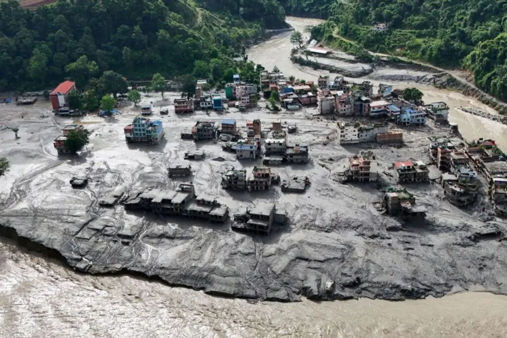 Nepal eleva a 669 muertos por devastadora riada; China reporta que represa natural está casi vacía