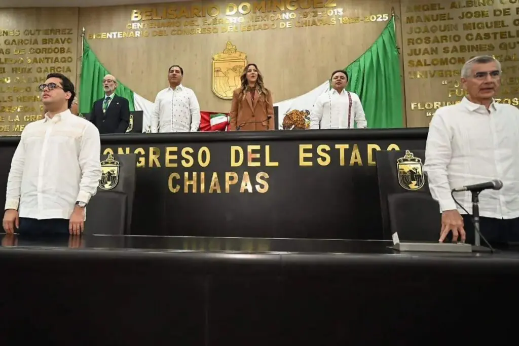 Eduardo Ramírez otorga Medalla "Miguel Álvarez del Toro" a Carlos Guichard