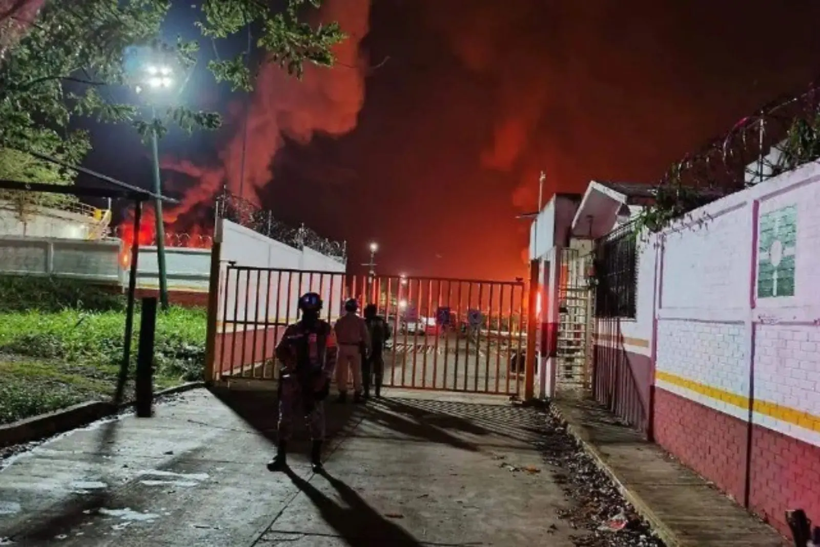 Rayo impacta tanque de Pemex; provoca incendio en instalación de Chiapas