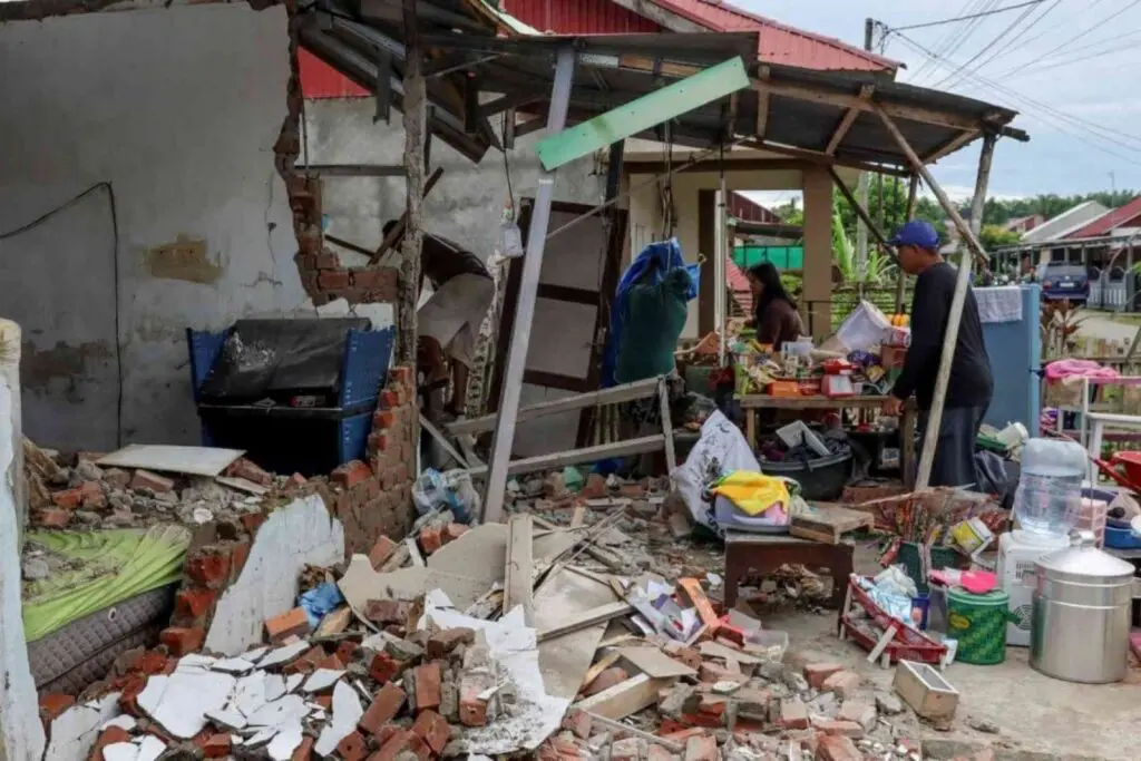 Terremoto de 7.7 sacude Indonesia; provoca víctimas, daños y evacuaciones