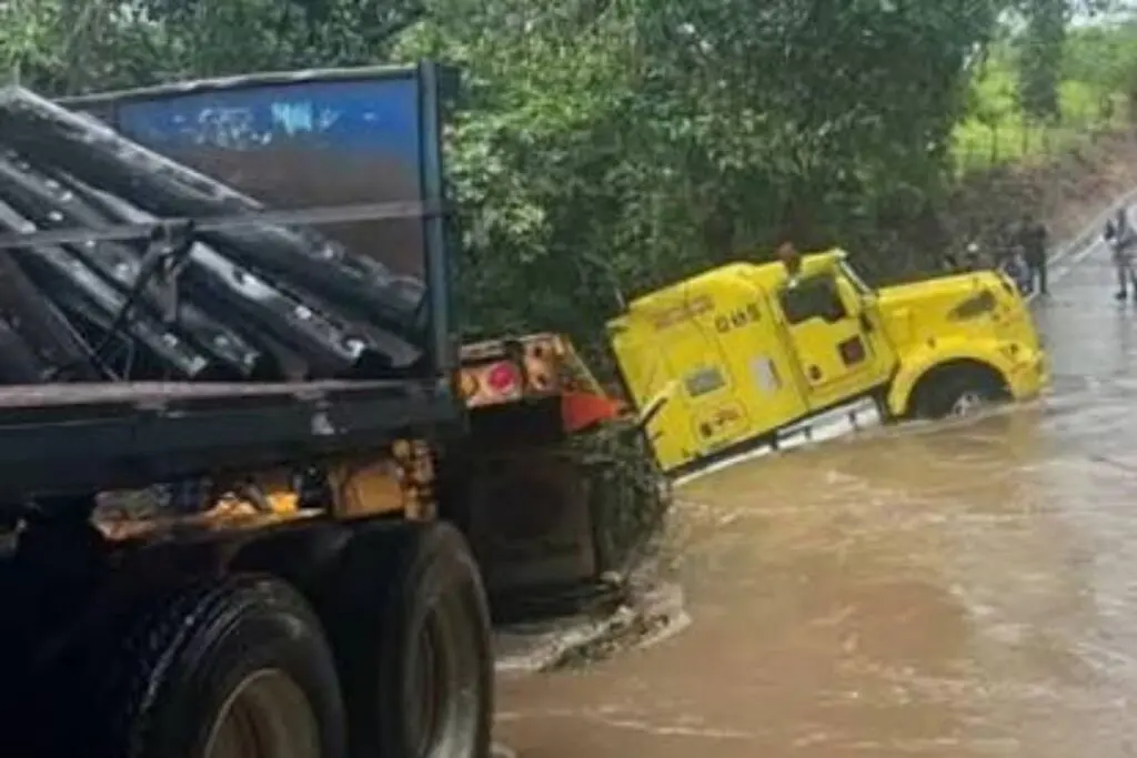 Río crece por lluvias y arrastra tráiler y automóvil en Mapastepec; hay un muerto