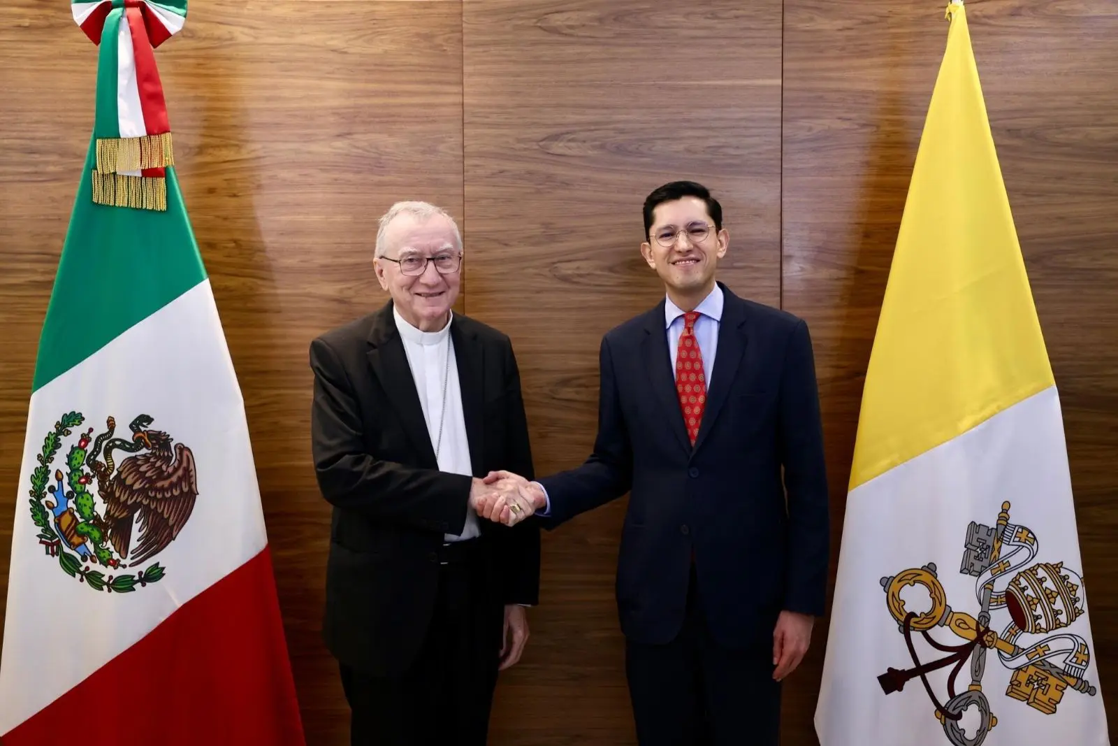 México y Vaticano fortalecen diálogo bilateral; Roberto Velasco recibe al secretario de Estado de la Santa Sede