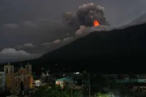 Prevén llegada de ceniza del Volcán de Fuego a municipios de Chiapas