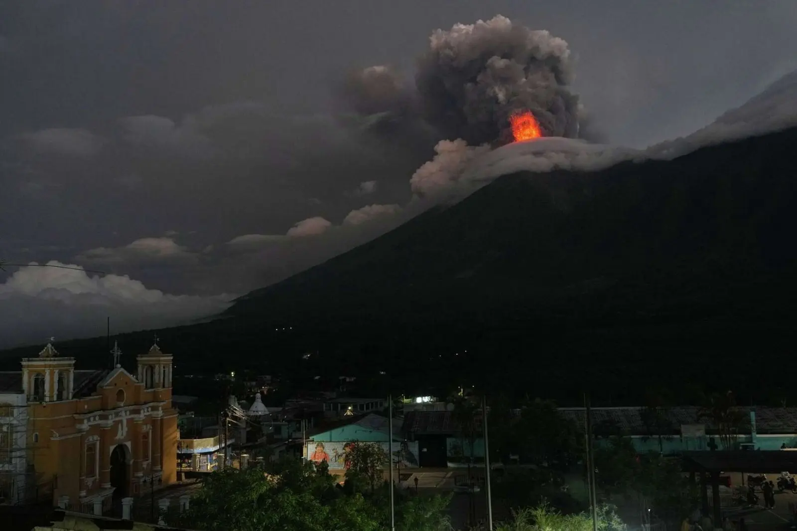 Prevén llegada de ceniza del Volcán de Fuego a municipios de Chiapas