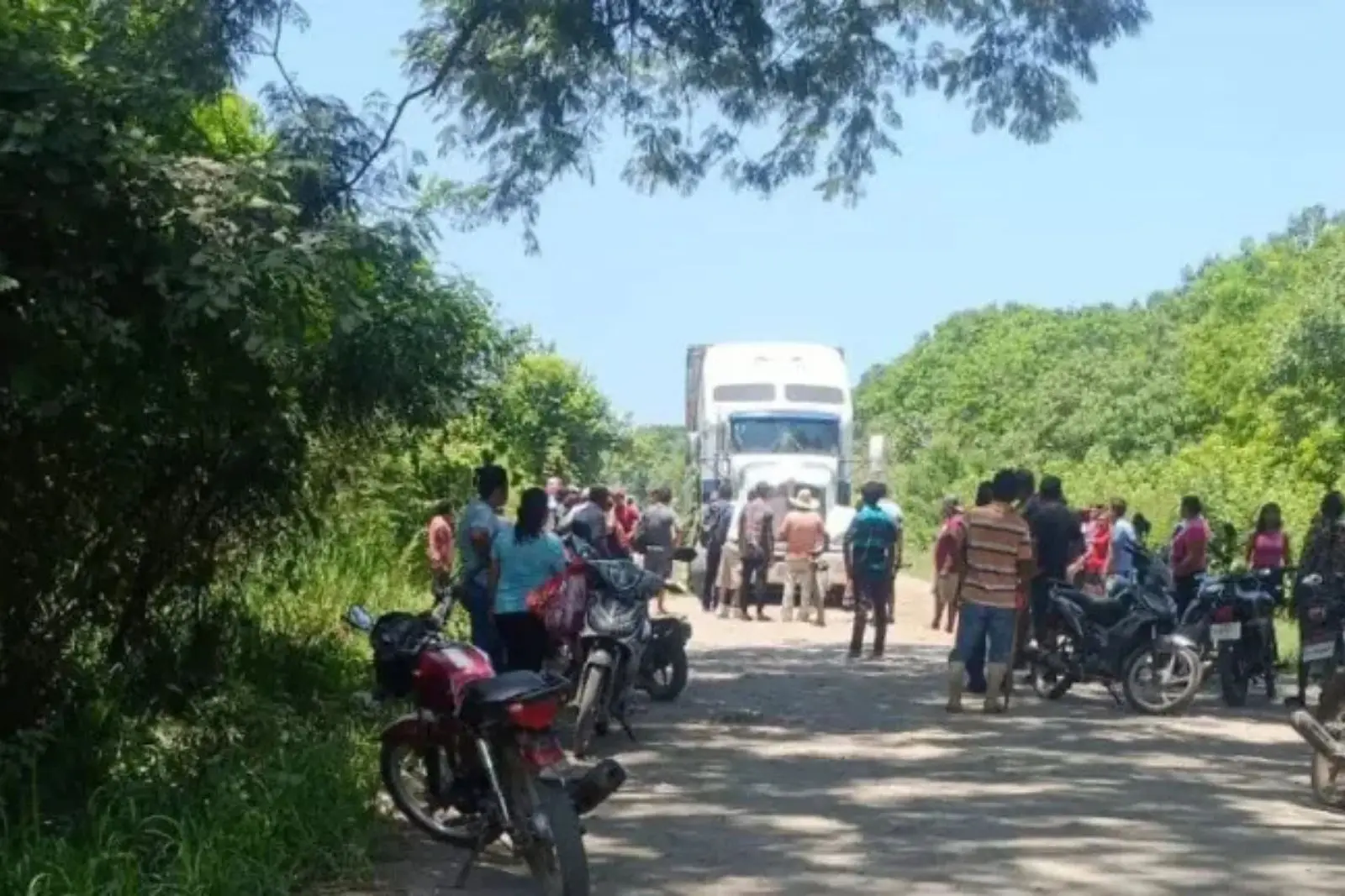 Muere menor tras ser atropellado por tráiler en Tapachula; pobladores intentan agredir al conductor