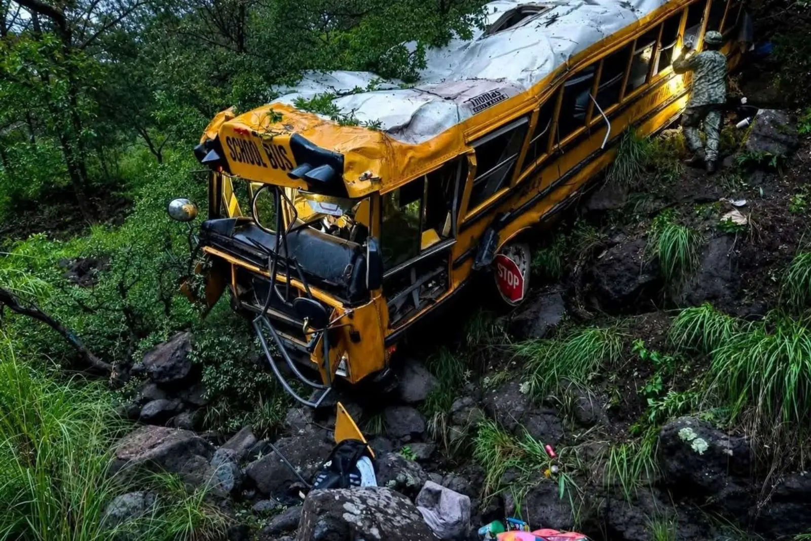 Autobús escolar con jóvenes menonitas cae a barranco en Chihuahua; un muerto y 25 heridos