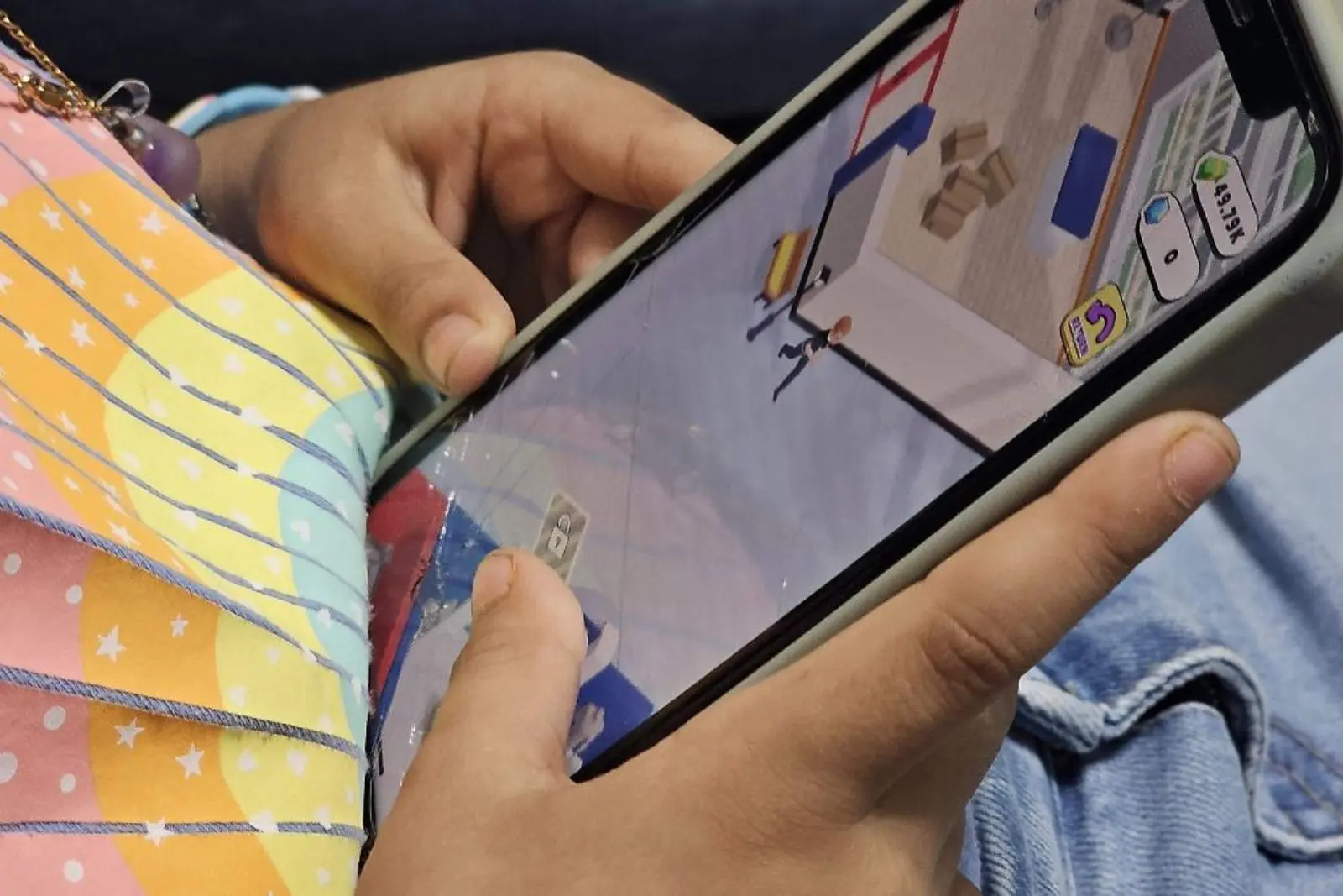 Magisterio de Chiapas pide limitar celulares en aulas; propone resguardar equipos