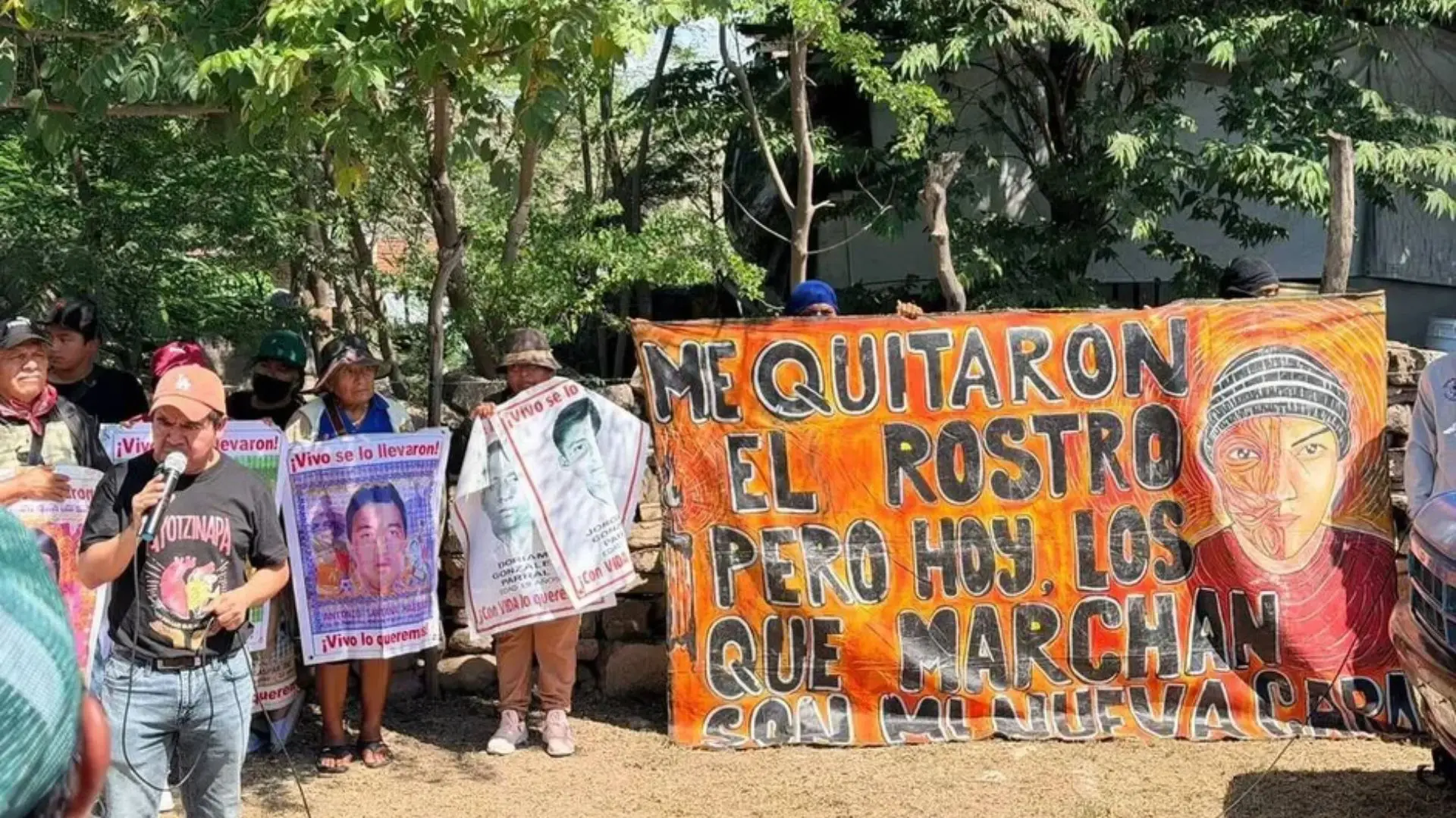 Padres y normalistas marchan en Iguala durante la conmemoración de los 12 años del caso Ayotzinapa.