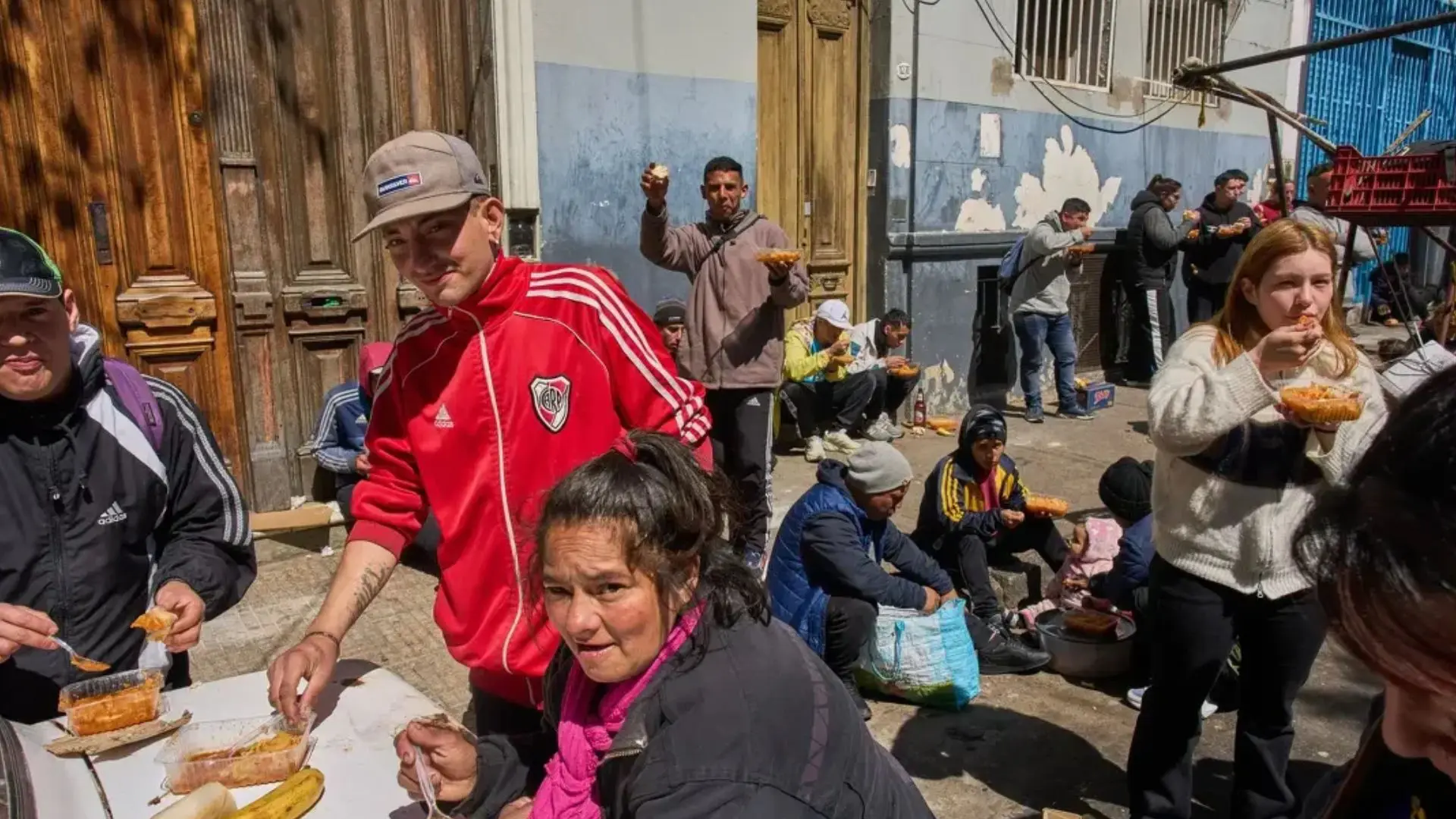 Personas esperan recibir comida gratuita en una plaza de Buenos Aires, Argentina