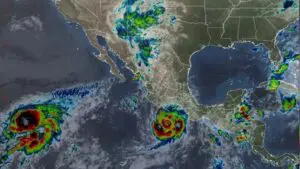 El huracán Polo mantiene lluvias, vientos fuertes y oleaje elevado frente a las costas del Pacífico.