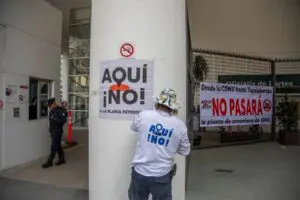 Opositores a megaplanta de amoniaco en Topolobampo protestan frente a Semarnat