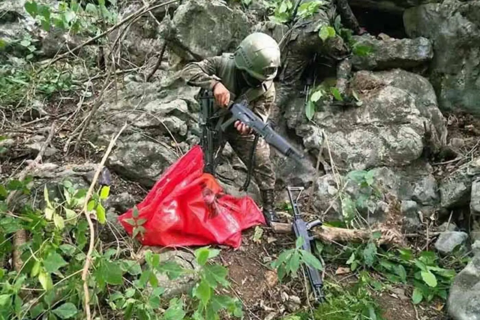 Grupo armado huye a México y abandona arsenal cerca de frontera con Chiapas