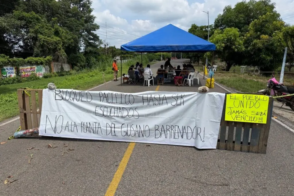 Bloquean en Chiapas planta de moscas estériles contra gusano barrenador por fuertes malos olores