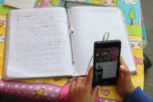 Celulares en aulas: autoridades educativas definirán el 18 de septiembre regulación nacional